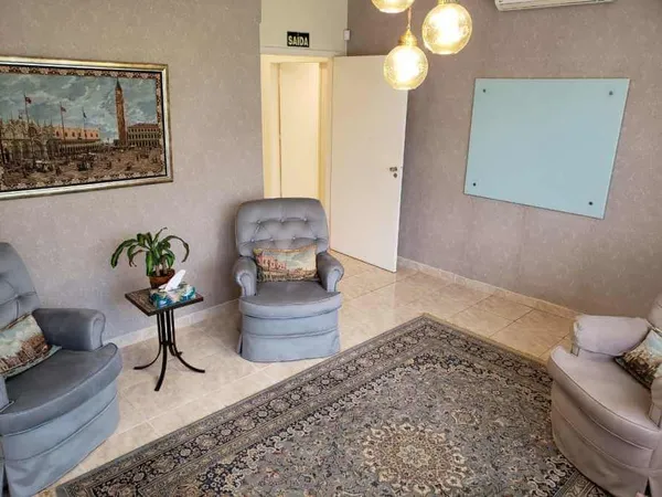 Sala de espera com poltronas azul-acinzentadas