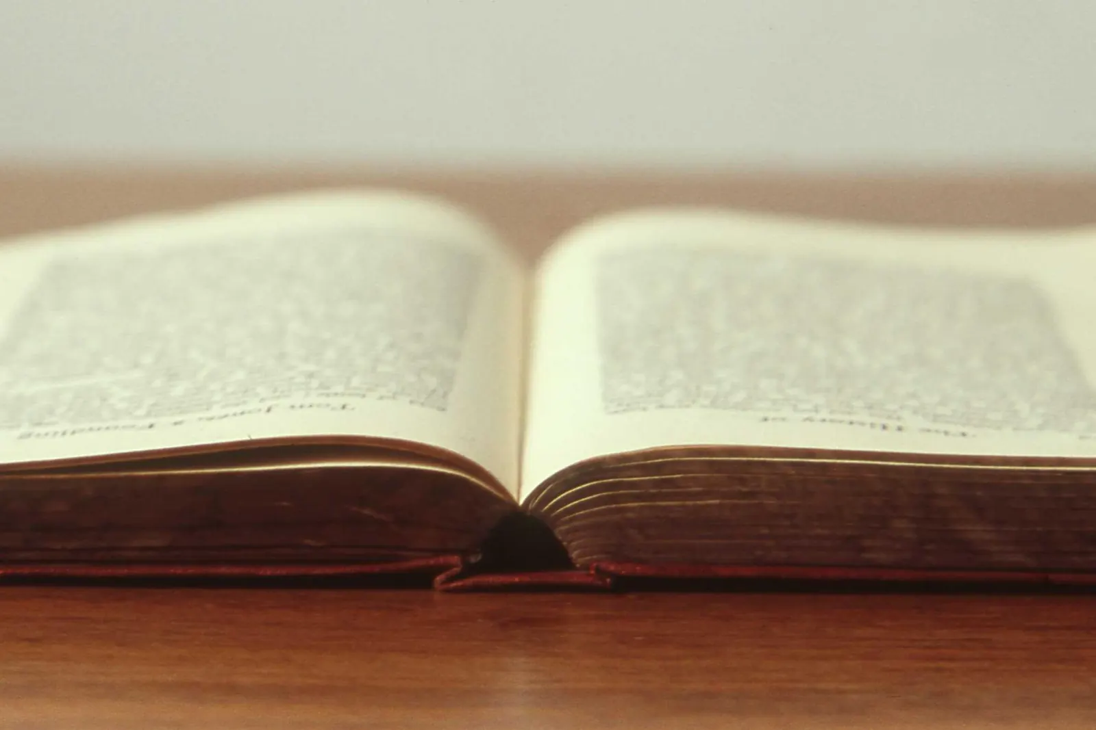 Livro aberto sobre uma mesa de madeira